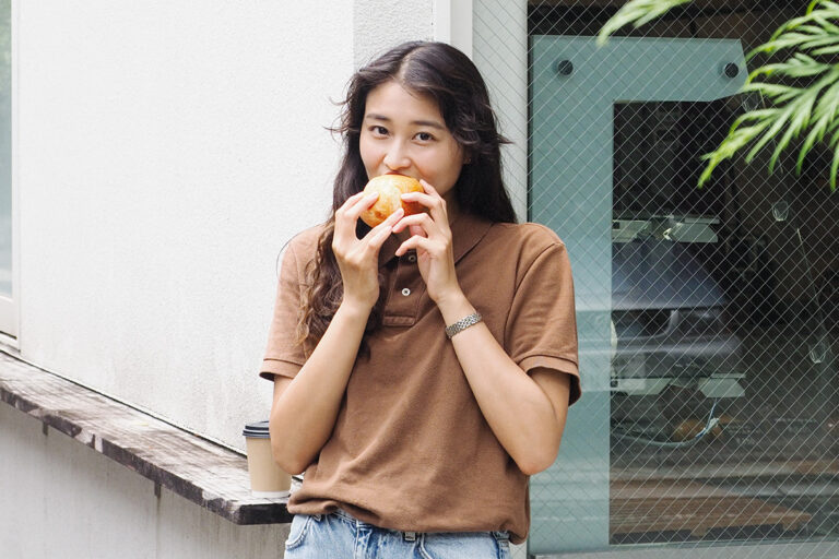 和田彩花さんがベーグルを食べている写真