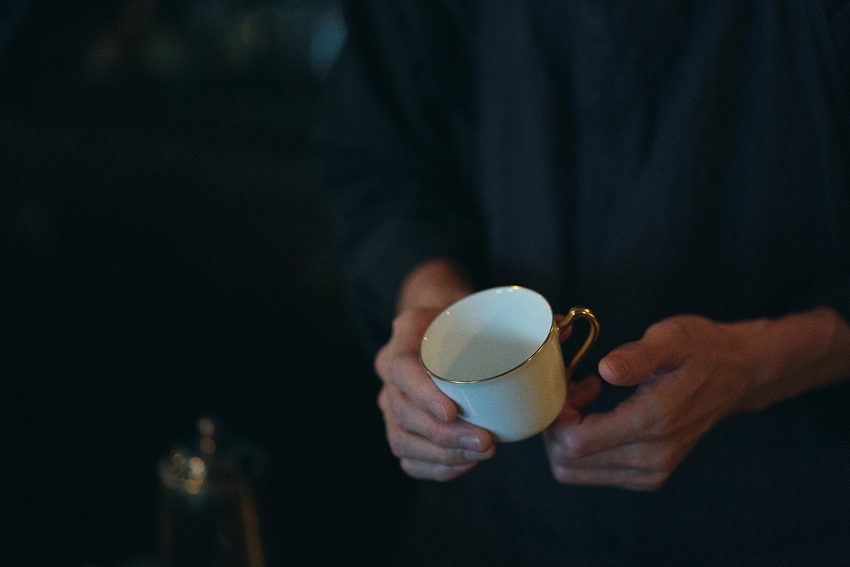 北大路魯山人の言葉「器は料理の着物」のように、「店を出すときに自分のコーヒーを何に包もうかと考えて、用の美があるこの一脚に」と蕪木さん。