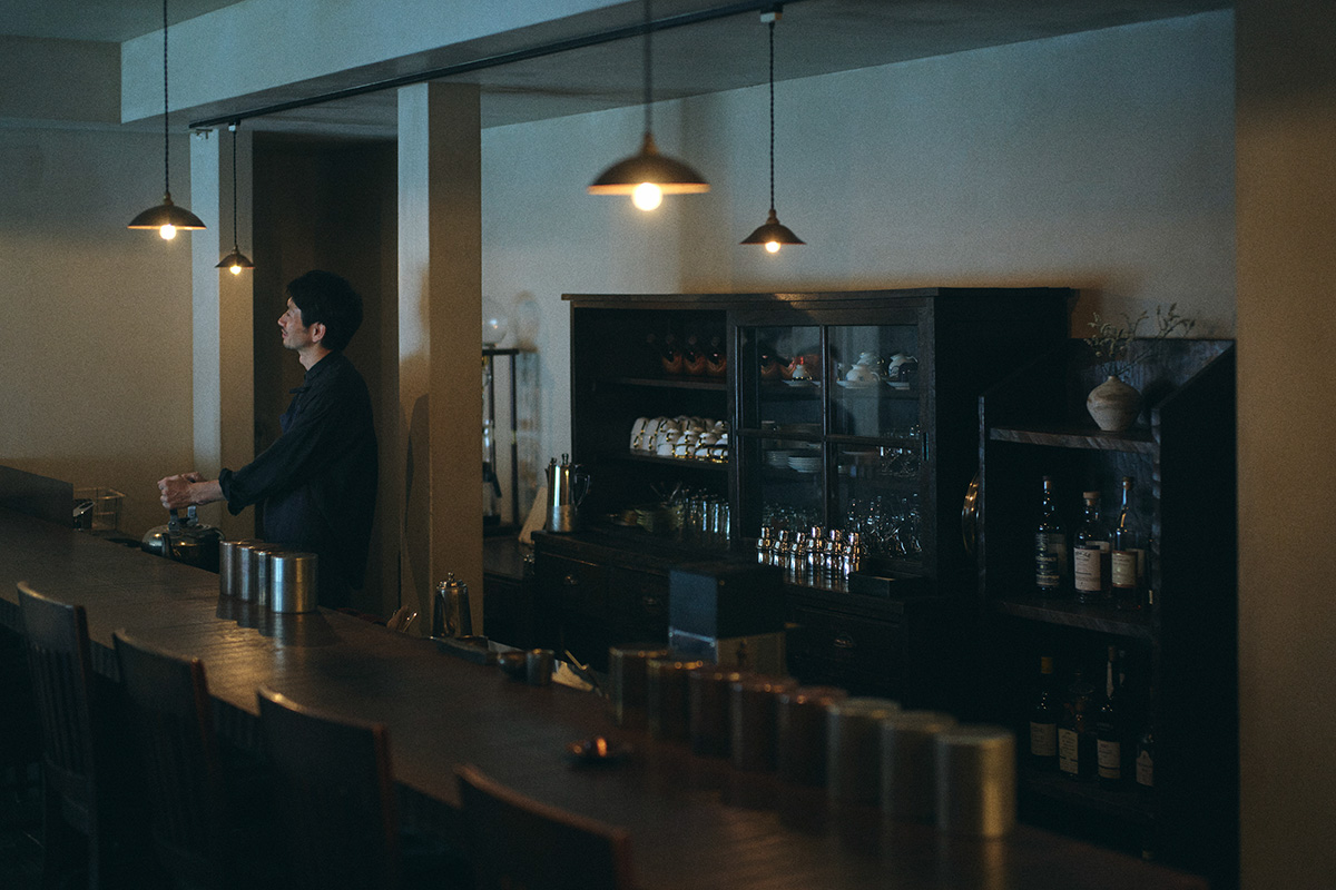 奥が店主の蕪木祐介さん。採光を抑えたほの暗さや栗の木の一枚板のカウンターなど、一つ一つが「訪れた人の気持ちが整うように」考えられている。