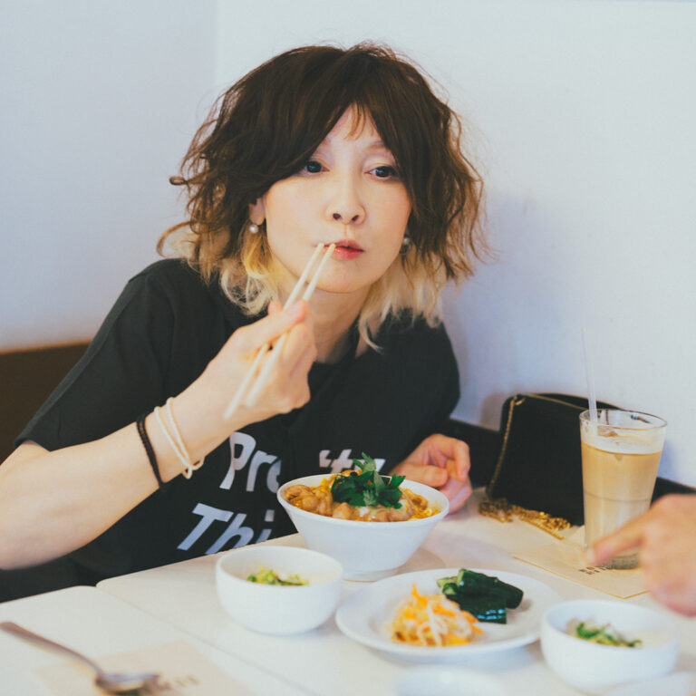 〈BOWERY KITCHEN〉で食事をするYOUさん