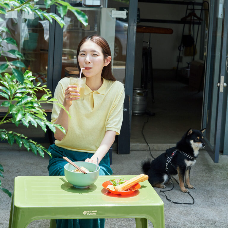 松陰神社前〈good morning pho〉でフォーを食べる女性