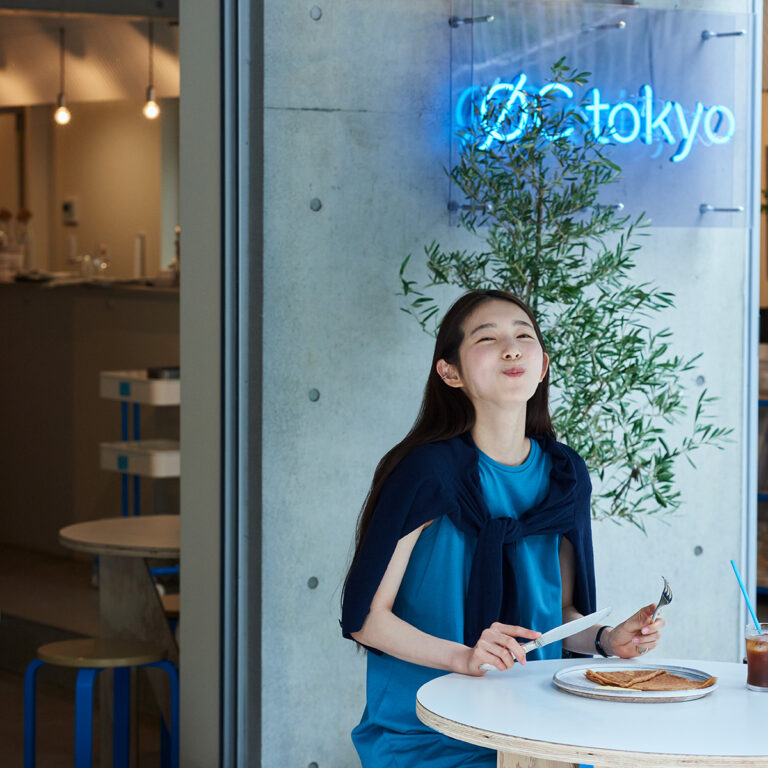 〈ØC tokyo〉のクレープを食べている女性