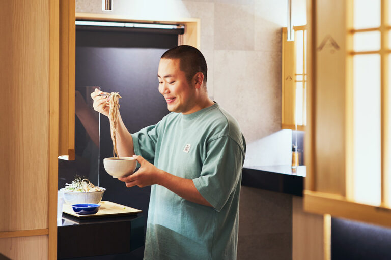 蕎麦29東京の肉つけそばを食べるハナコの岡部大