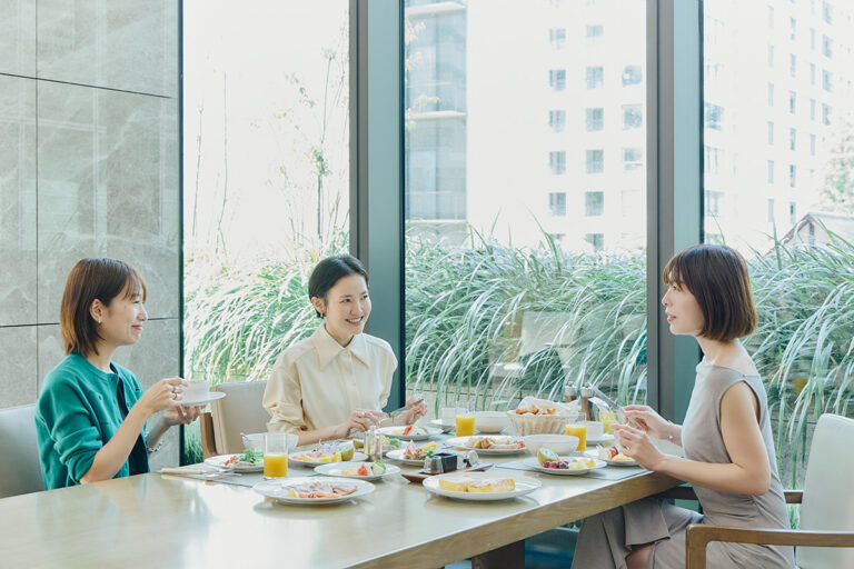 朝食会をする長谷川あかりさんと松田未来さんと上枝みどりさん