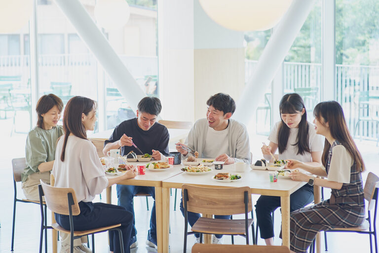 学生と朝食会をする東京工業大学の高橋将記先生