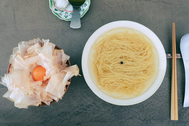 〈だし料理 十じふ〉のすnew めん＆まぐろ節のたまごかけごはん