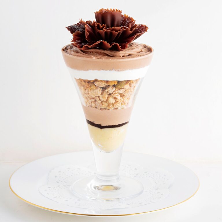 〈和光〉アネックス ティーサロン チョコレートパフェ...2,200円
トップにのったチョコの花など見た目の美しさはもちろん、「チョコレート、クリーム、アイス…各パーツごとに〈ヴァローナ〉のビターチョコレート3種を使い分け、奥行きある味わいに」(小熊シェフ)。