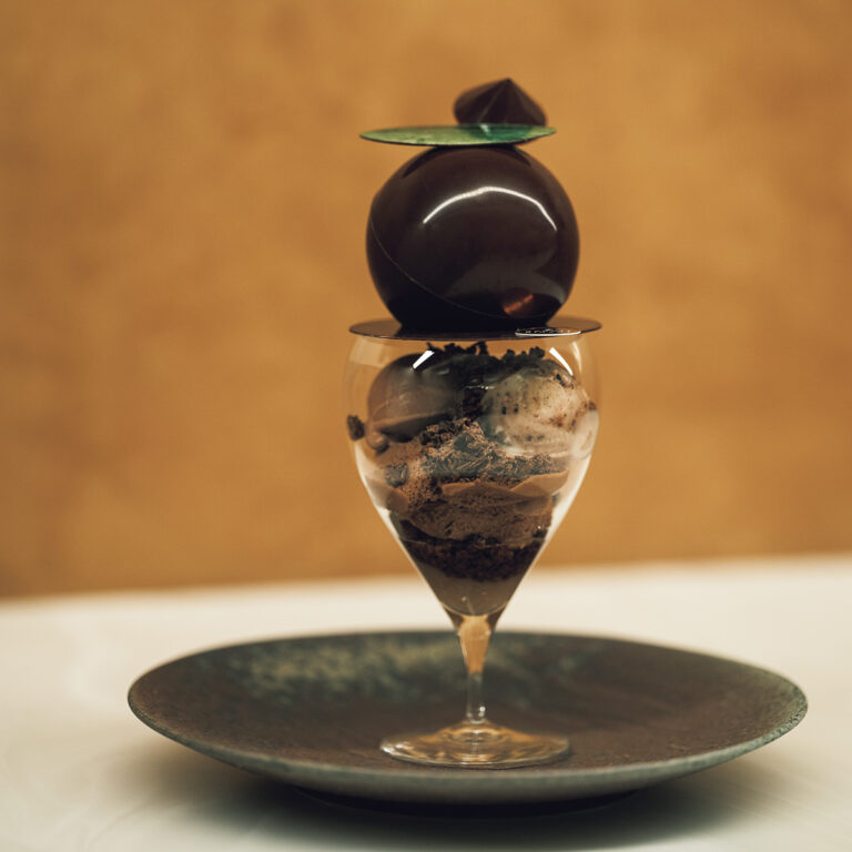 〈BENOIT NIHANT GINZA〉ショコラパフェ4,378円。コーヒー1種、紅茶5種がフリーフローで付く。