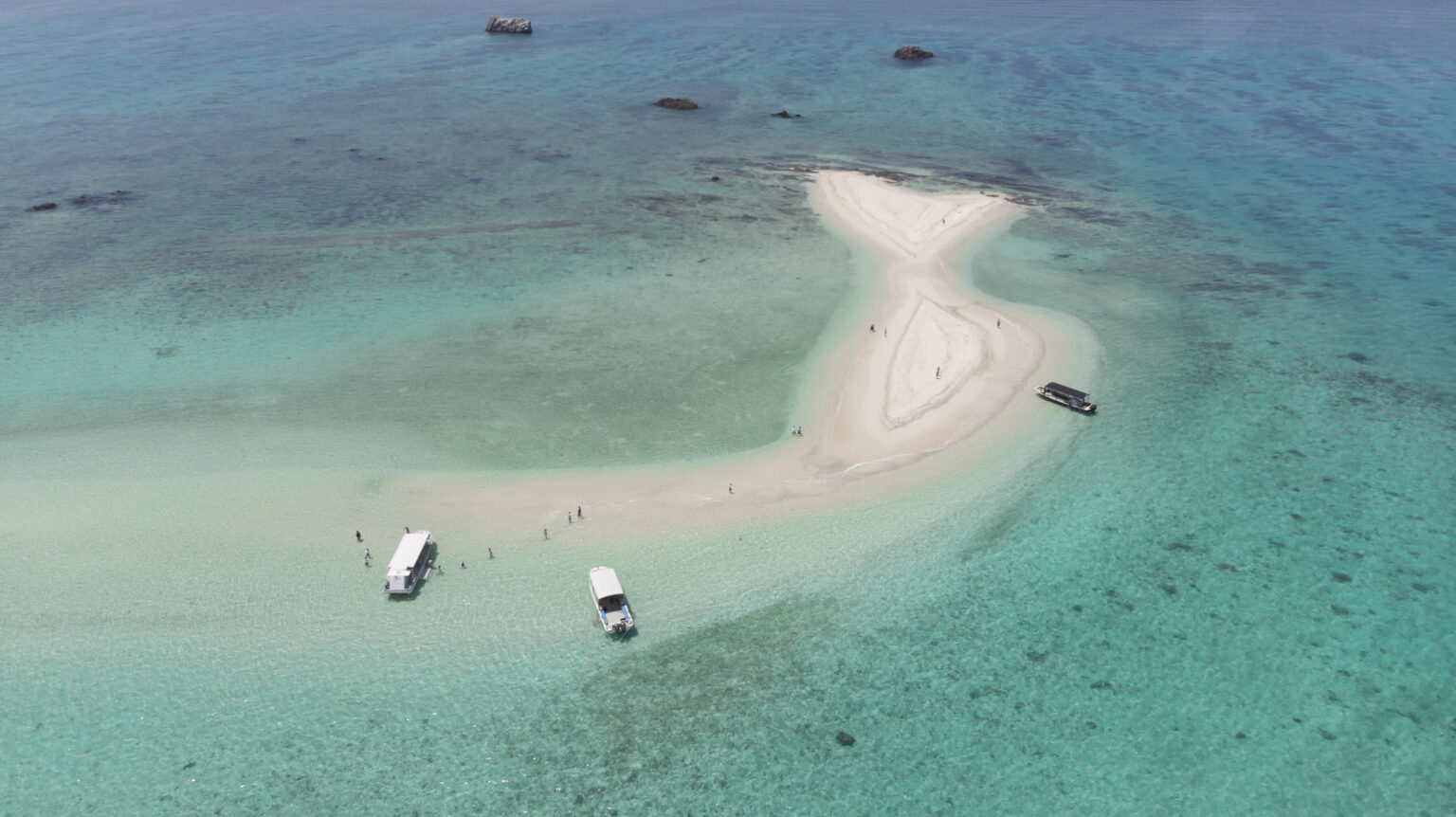 幻の島。吸い込まれる青さ ©石垣島 ADVENTURE PiPi