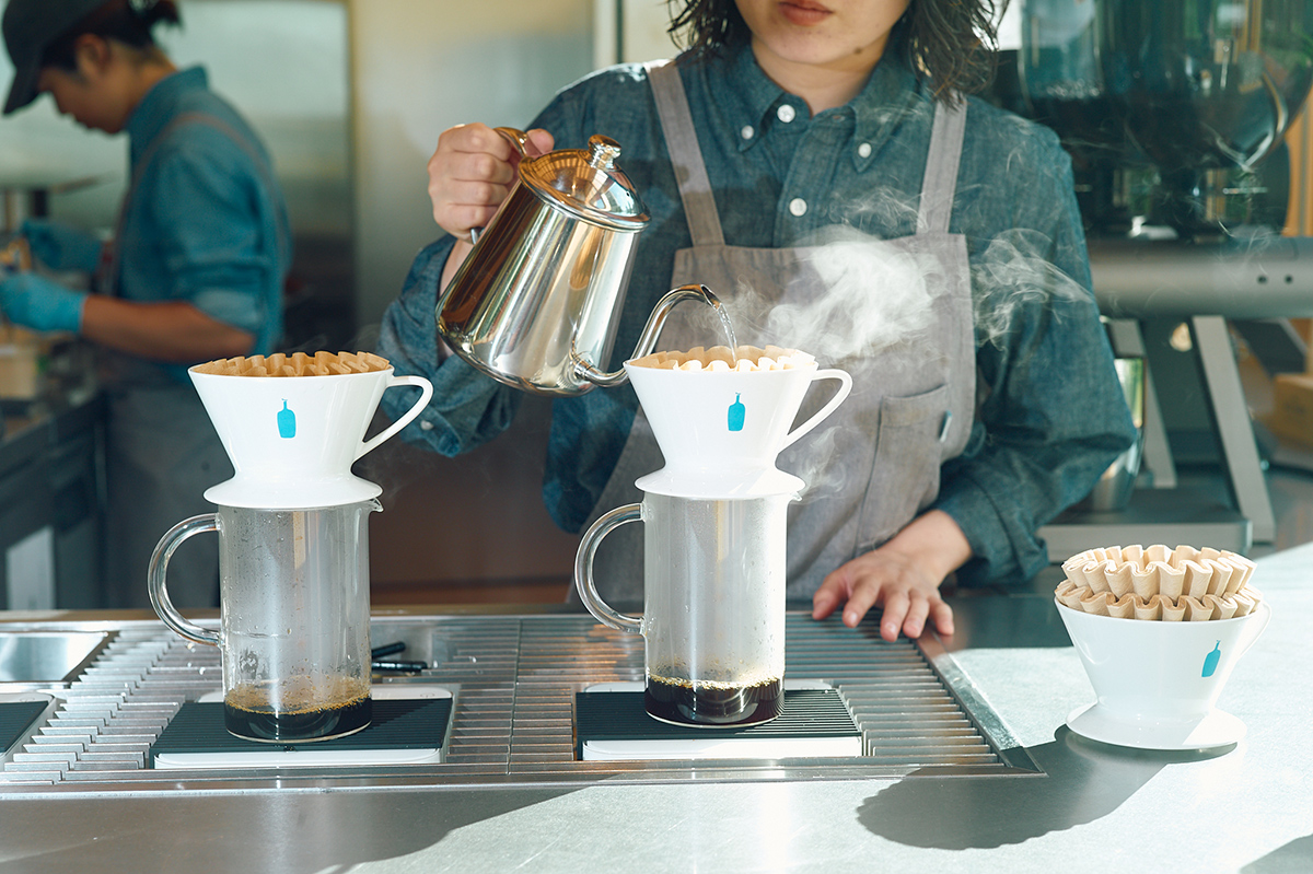 これぞブルーボトルコーヒー！な光景。朝からコーヒーの香りが店内に広がります