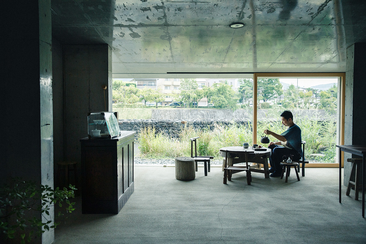 京都でしかできない特別なこと。鴨川沿いの茶体験で至福の一煎を。