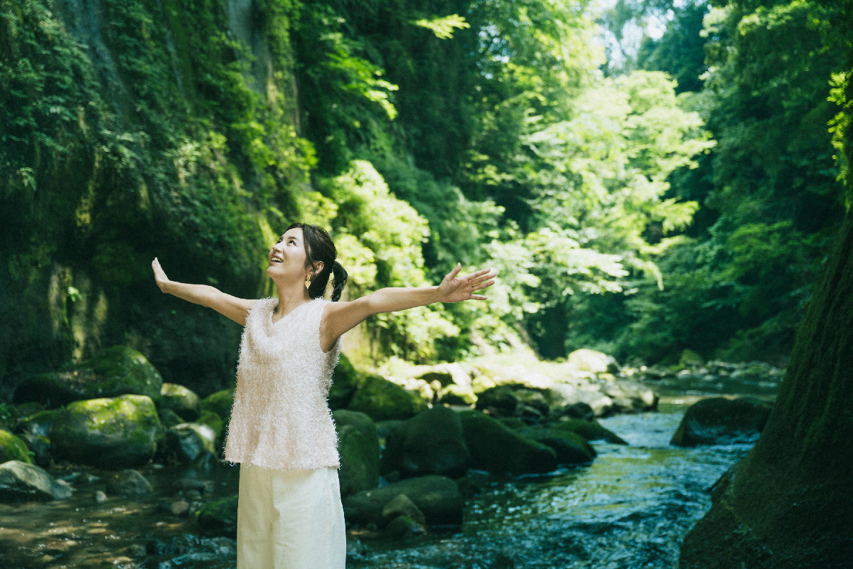 大分　神秘の谷〈由布川峡谷〉を満喫する宇賀なつみさん