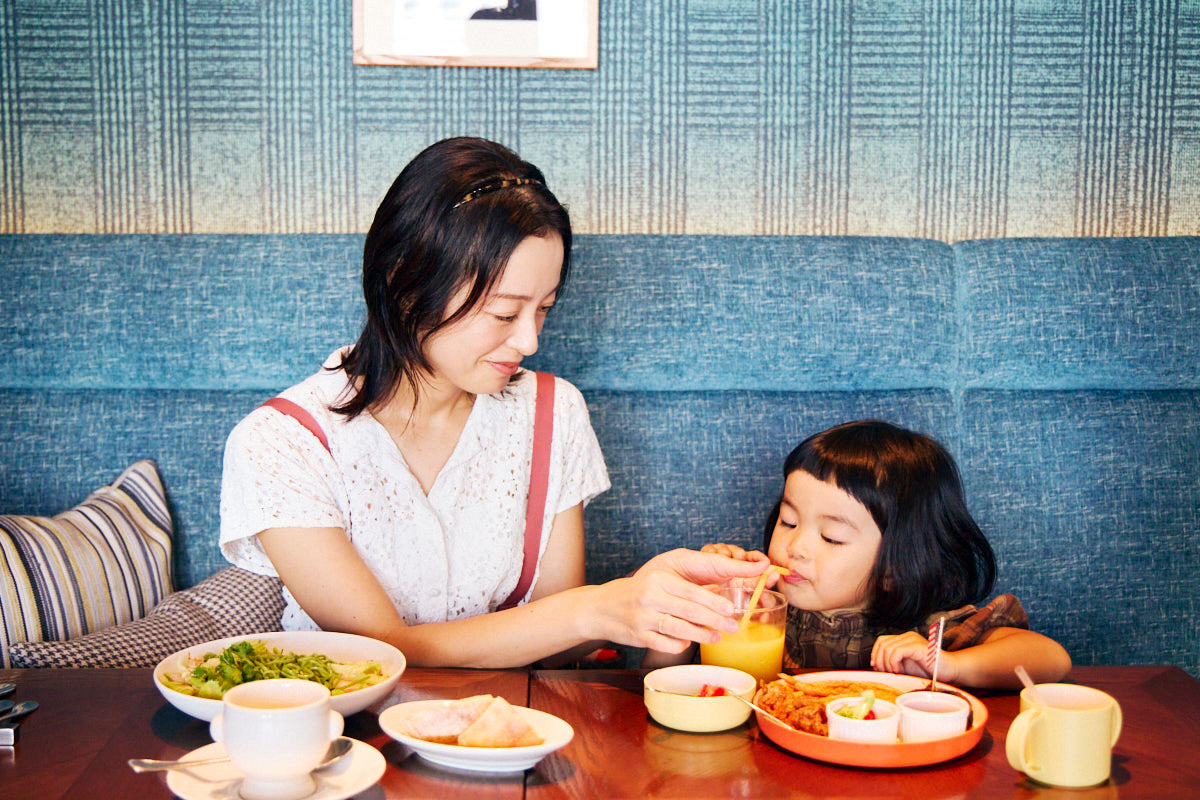 母と子がカフェでランチをしている写真　ベルコモ