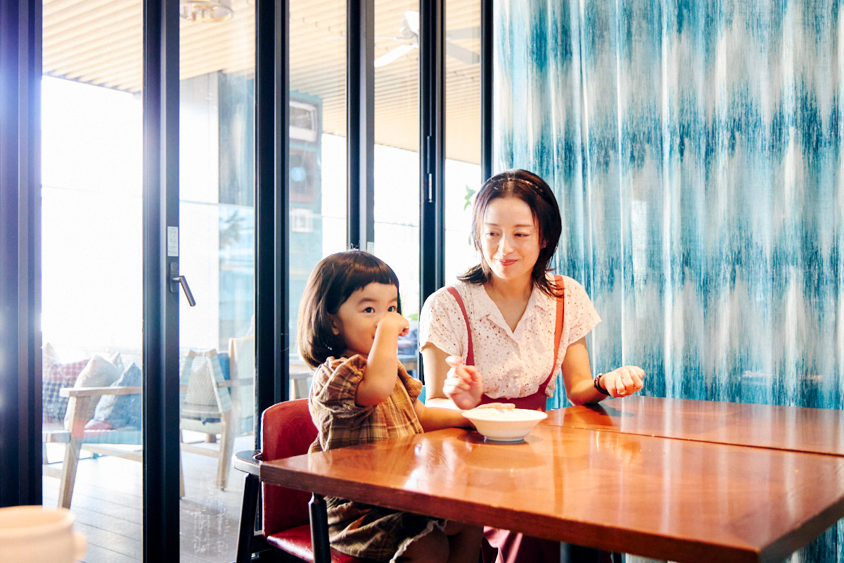 子どもがアイスを食べているのを見守る女性　ベルコモ