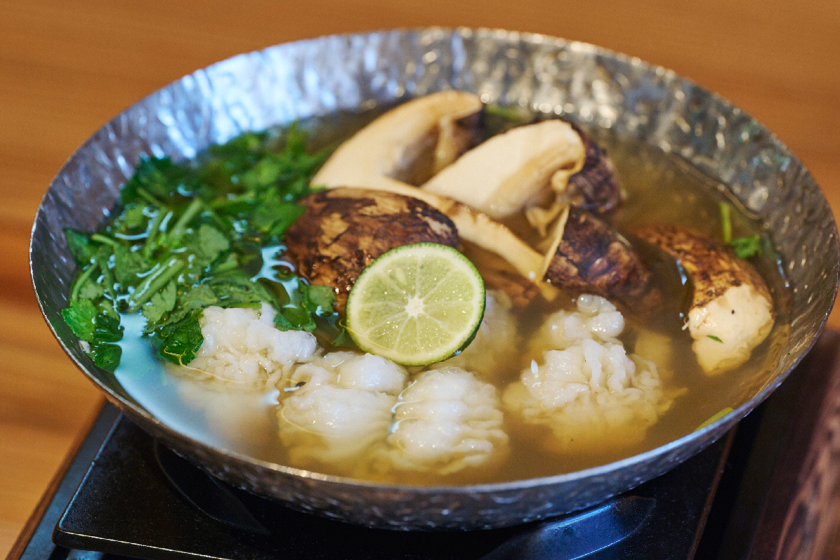 京都　割烹料理 福やの鱧と松茸の小鍋