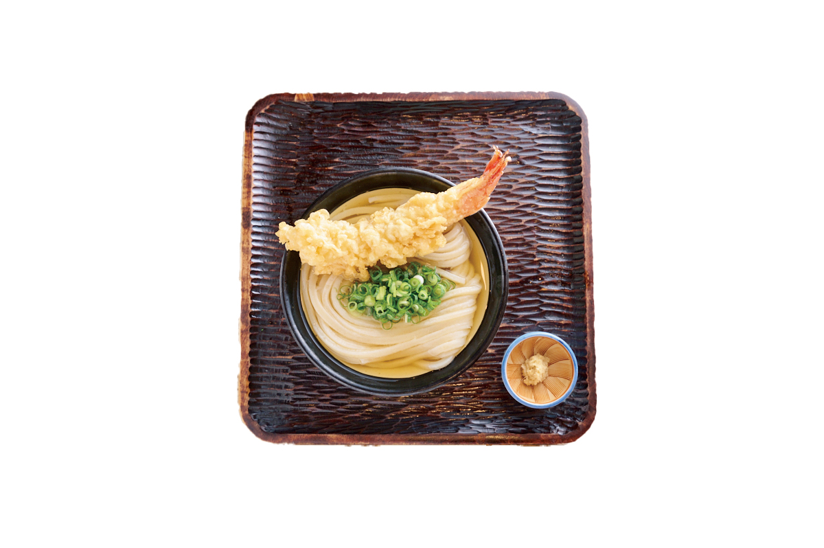 うどん 丸香にて冷やかけ（500円）にはボリューム満点の海老天（400円）を。