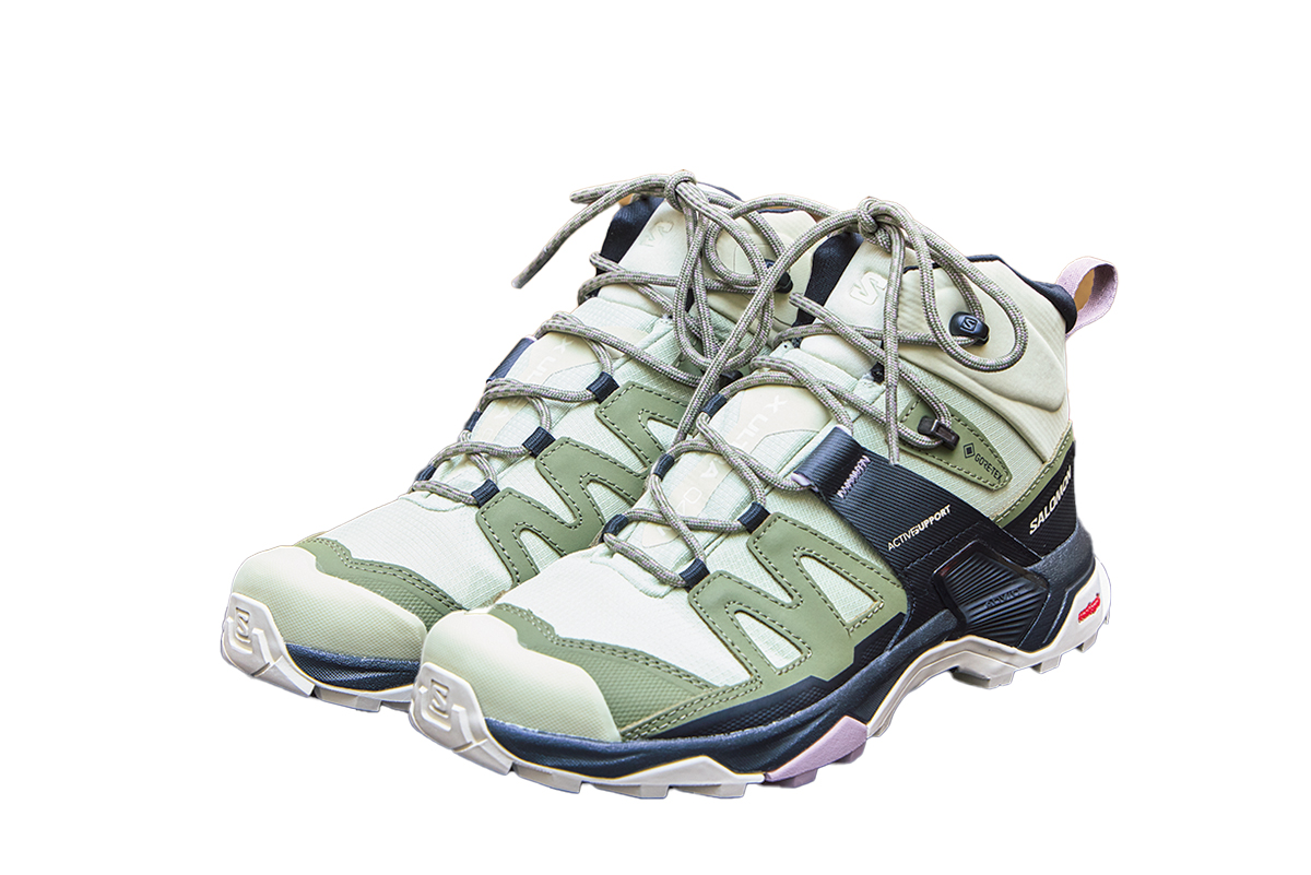 〈salomon〉「X ULTRA 4 MID GO
RE-TEX」24,200円（シューズ館）。