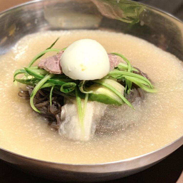 「黒冷麺」こと「葛冷麺」（1,200円）です。本場韓国から仕入れている葛根とそば粉を使った黒い麺は、インパクト大！見た目はそばのようですが、もちもちと弾力があります。
そしてもう一つ気になるのは、麺の周りにあるシャリシャリとしたスープ。シャーベット状に凍らせたスープは、牛肉と野菜をじっくり煮込んで作られています。野菜の甘みが感じられる優しい味付けと、さっぱりとした食感がお肉を食べたあとにぴったりです！