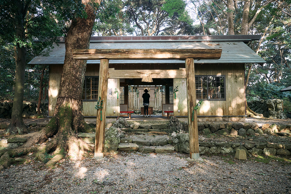 自然セラピーも兼ねた縁結びの神社「伊射波神社」で参拝する様子。