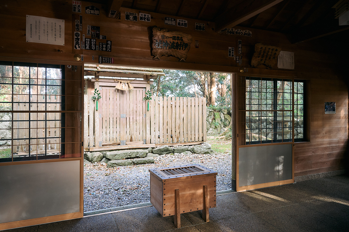 自然セラピーも兼ねた縁結びの神社「伊射波神社」で参拝する様子。