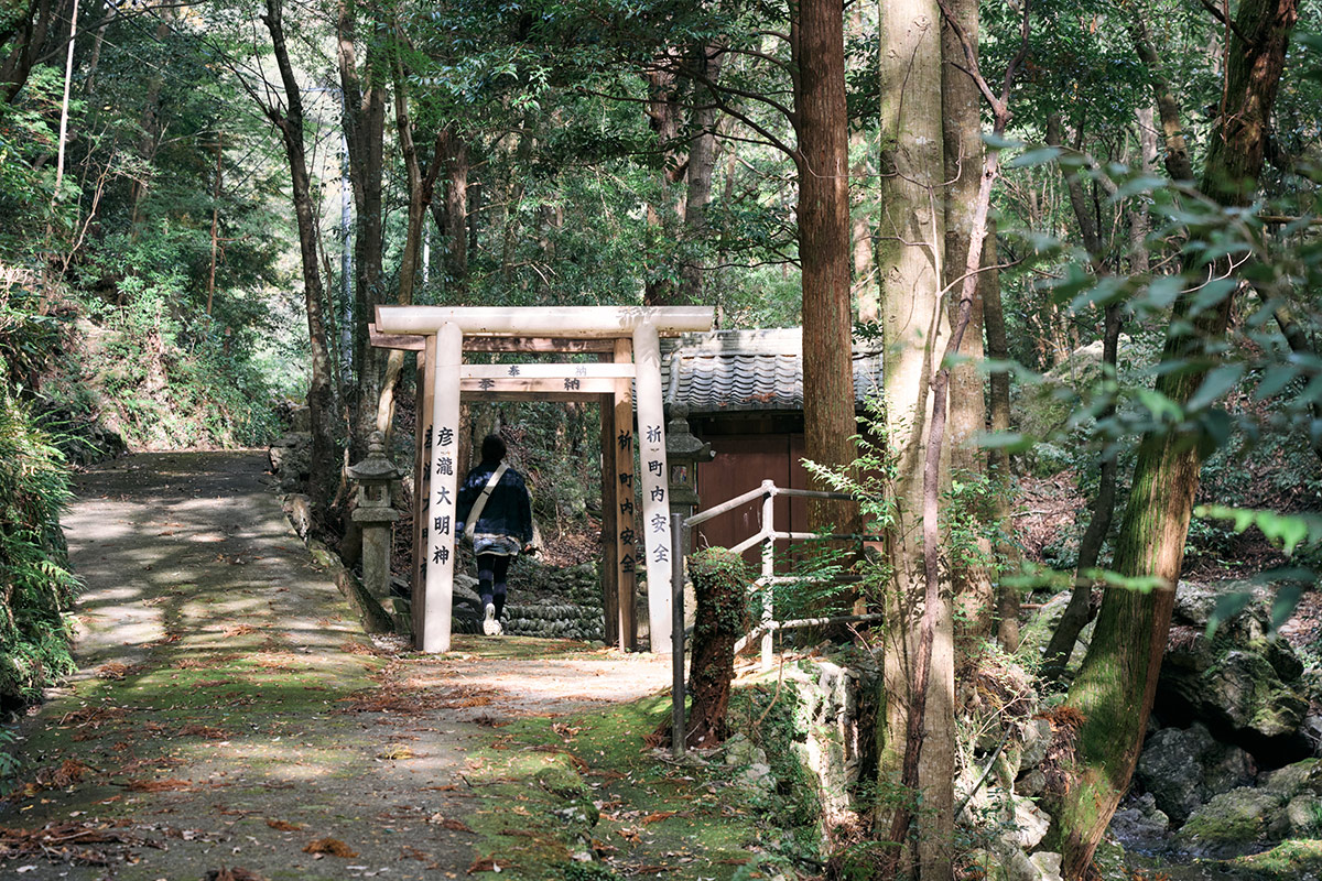 女性特有の病や安産祈願の「彦瀧大明神」の鳥居をくぐる。