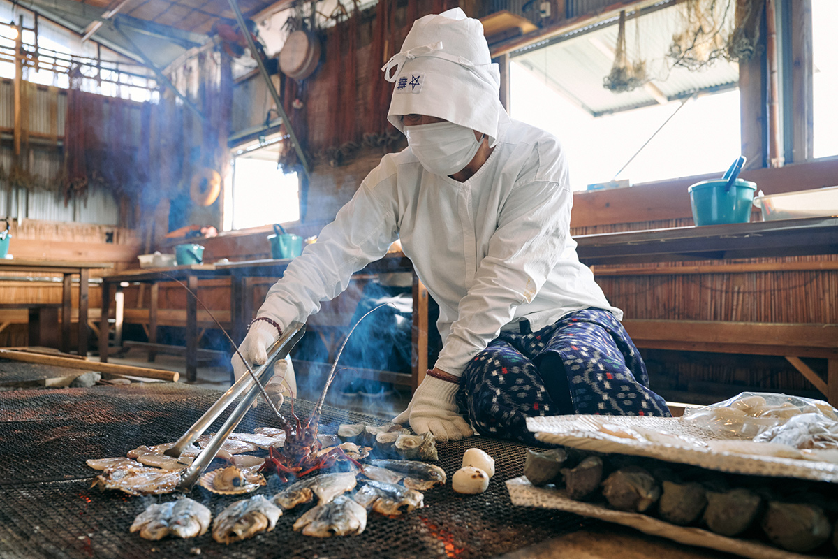 海女さんがふるまう炭焼きの海鮮ランチ「海女小屋相差かまど」で調理する様子。