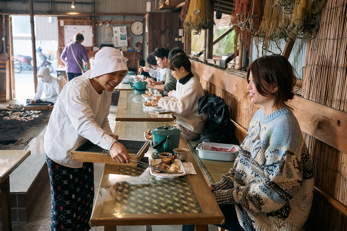 海女さんがふるまう炭焼きの海鮮ランチ「海女小屋相差かまど」