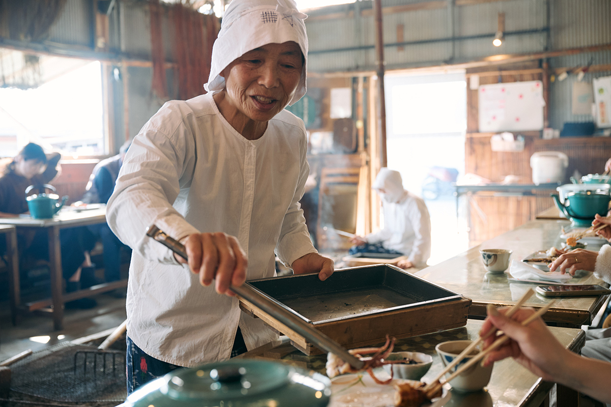 海女さんがふるまう炭焼きの海鮮ランチ「海女小屋相差かまど」