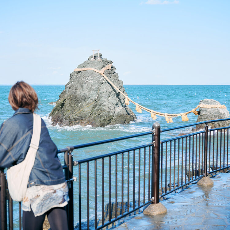 縁結びのシンボル「夫婦岩」。鳥羽三女神ではないので今回はスルー。
