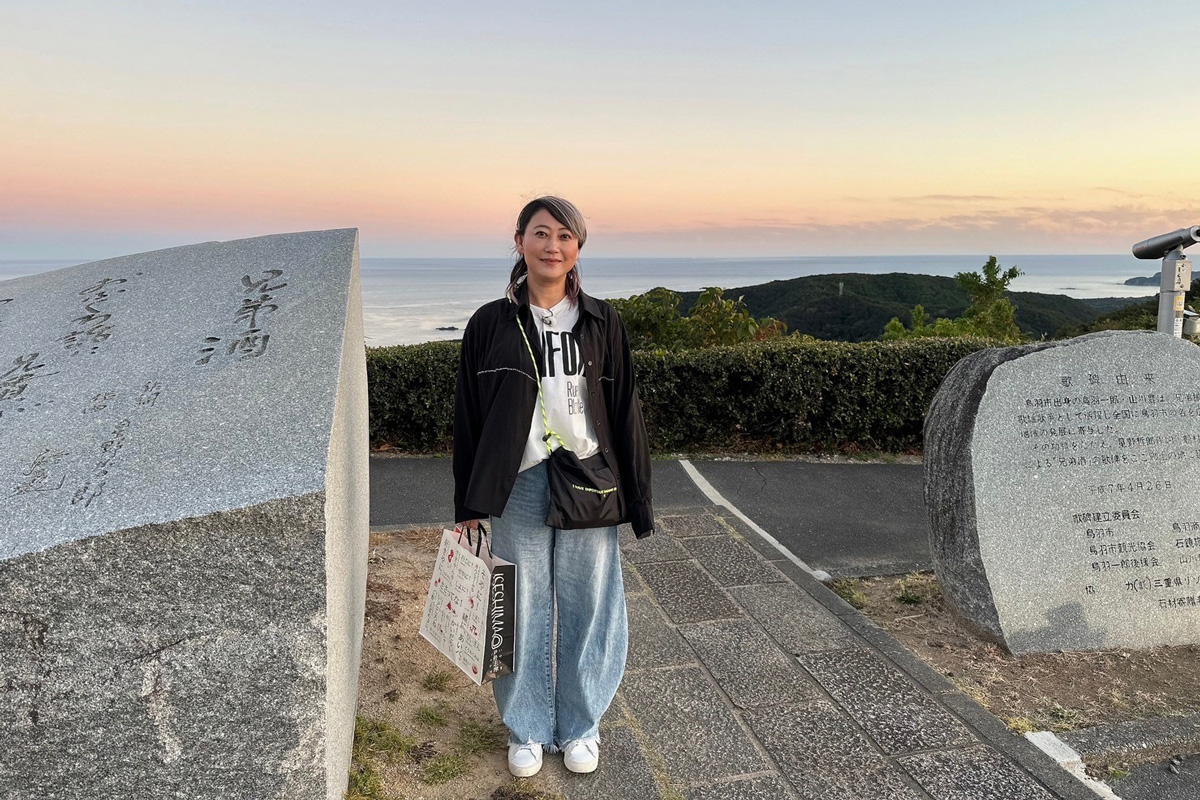 三重の鳥羽展望台で記念写真を撮る友近