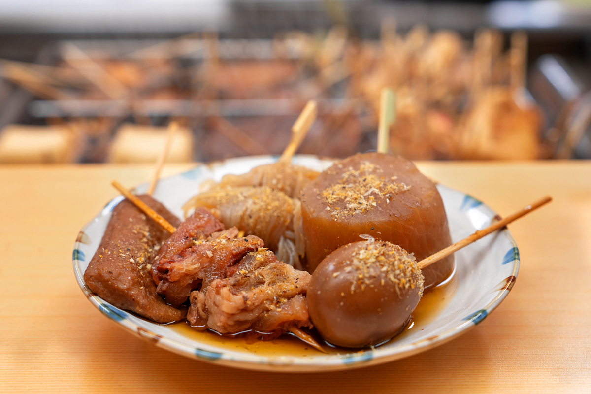 黒いおでんと熱燗を屋台で堪能。約20万人が来場する「静岡おでん祭」今年も開催！