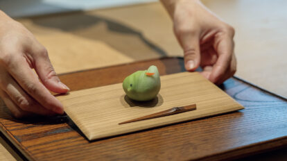 目の前で仕上げる練り切りをお茶とのペアリングで。六本木〈九九九〉で和菓子のコース体験