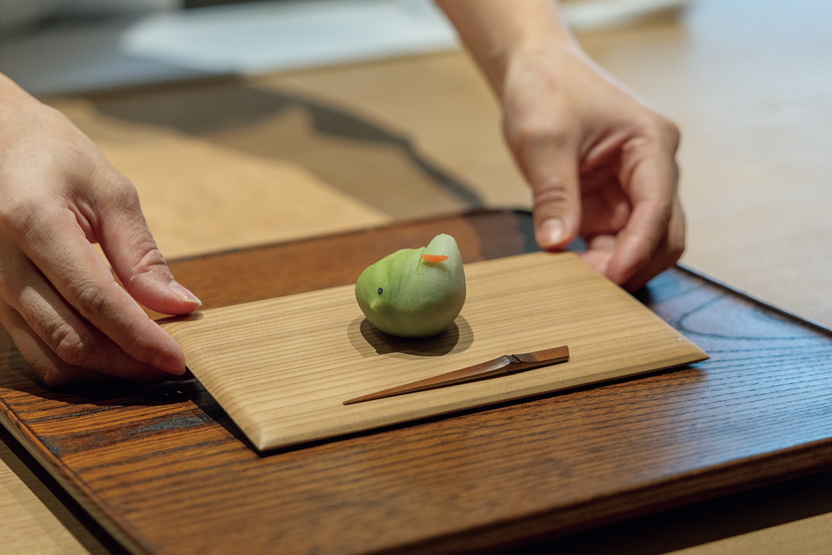 目の前で仕上げる練り切りをお茶とのペアリングで。六本木〈九九九〉で和菓子のコース体験