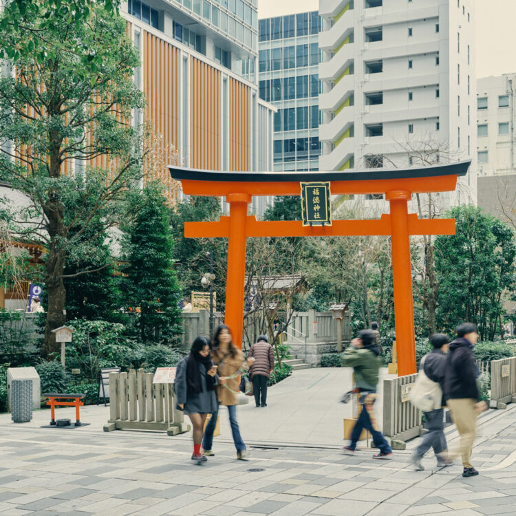 神社と一体になった〈福徳の森〉には休憩スペースもある。