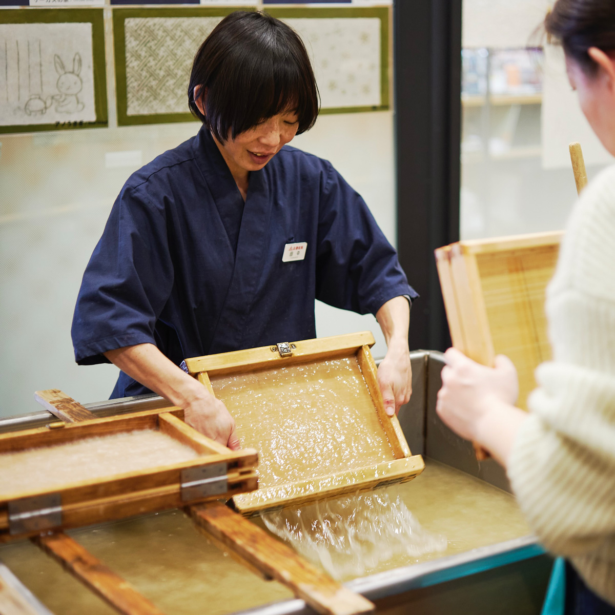 日本橋の小津和紙の紙漉き体験