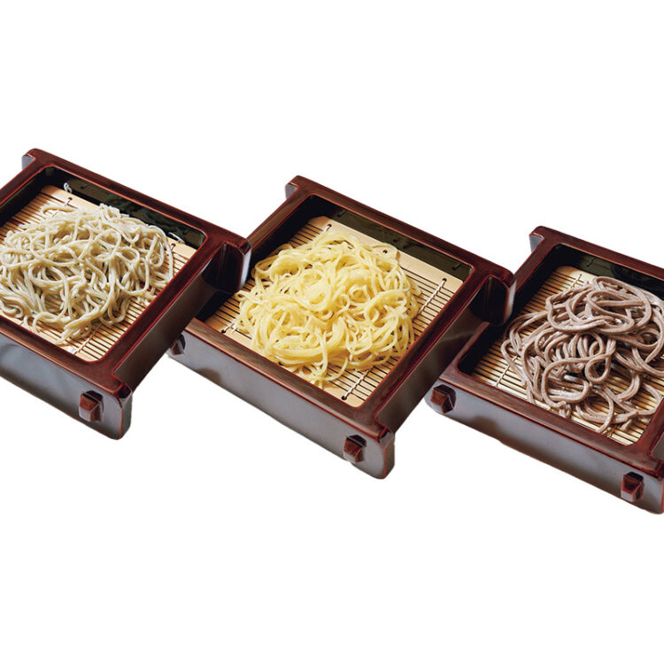 3種類の蕎麦の食べ比べと大きな穴子天を楽しめる「三色穴子天盛り」2,300円。