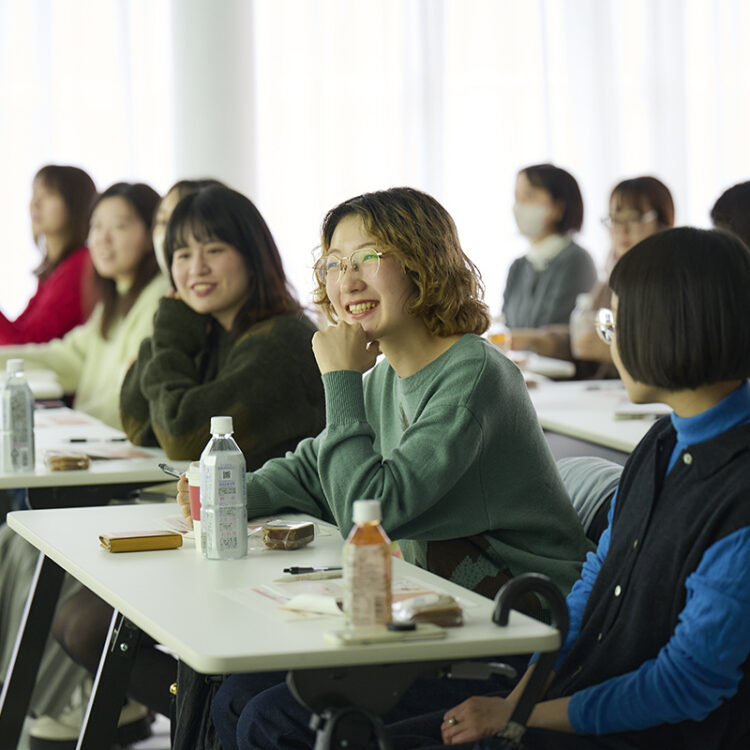 時折、参加者にクイズを出しながら和やかに進んでいきます。