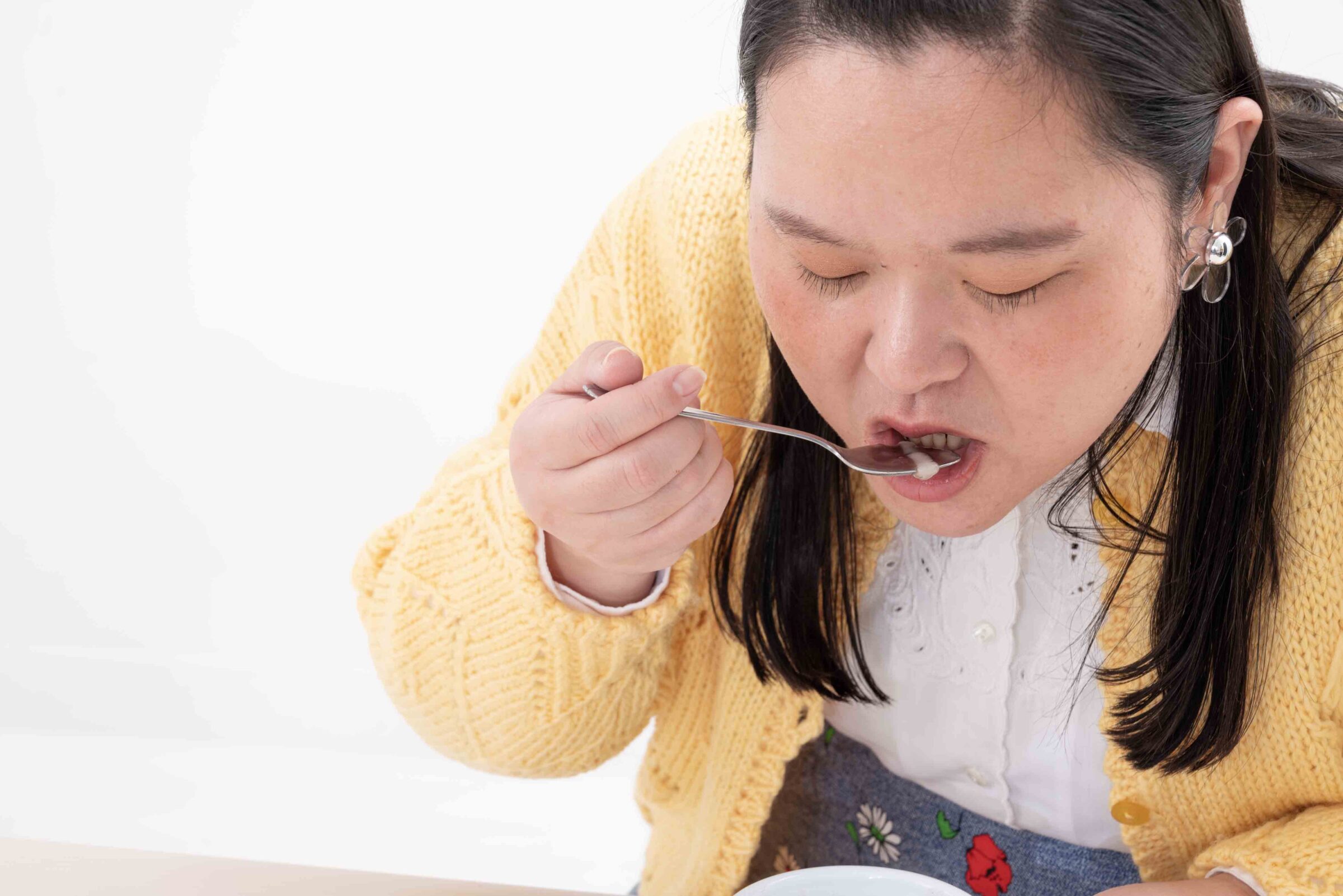 おしるこを食べるぼる塾の田辺さん