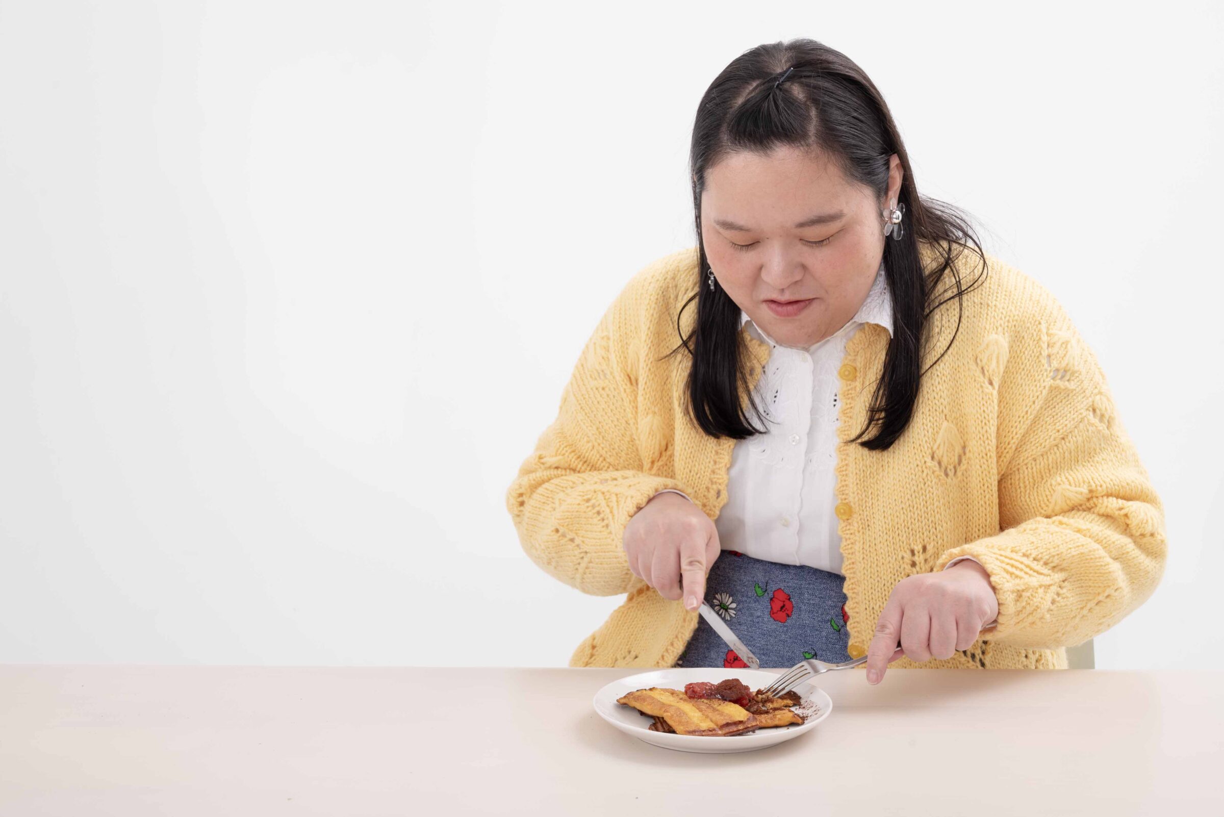 フレンチトーストを食べるぼる塾の田辺さん