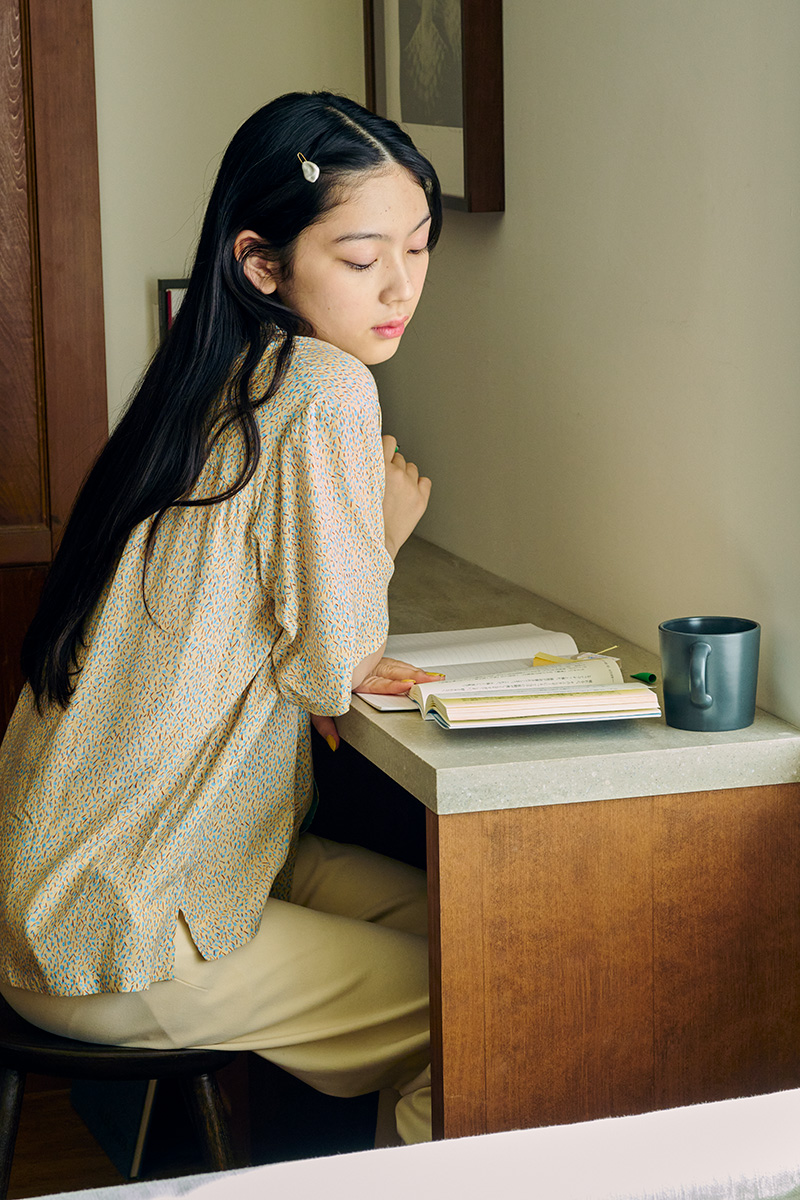 大好きな指輪は勉強中のお守り。一番目に入る手元にこだわって、あの手この手でモチベーションを上げる作戦。ヘアクリップも欠かせない。右・写真右からリング28,050円、15,950円、ヘアクリップ39,600円、左・髪に付けたクリップ14,300円（全てプリュイ｜プリュイ トウキョウ 03-6450-5777）