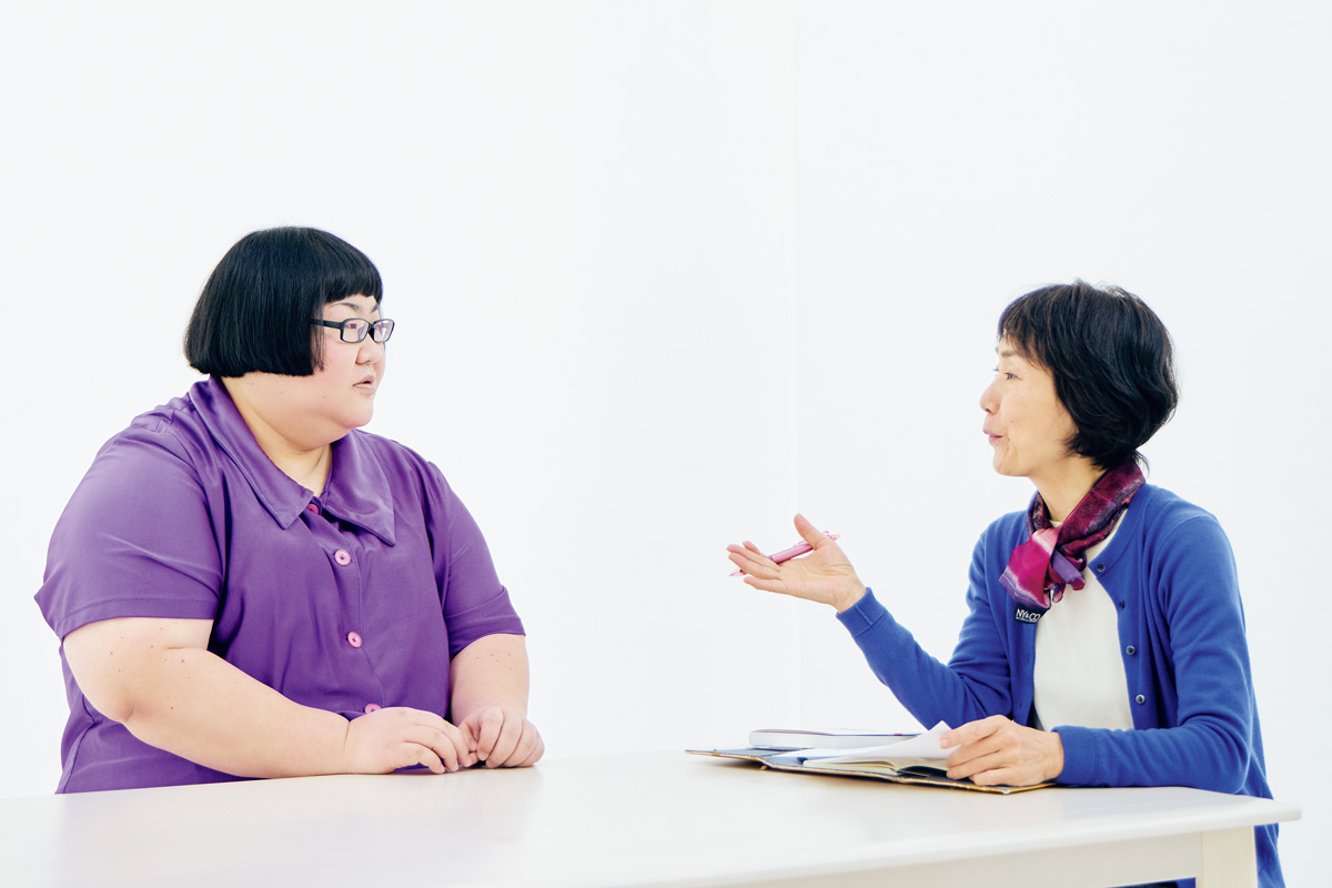 お金について話す安藤なつと中村芳子