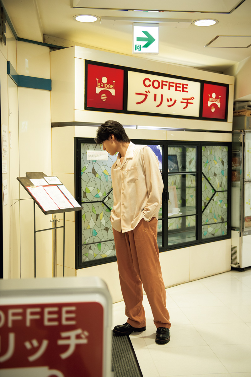 銀座〈ブリッヂ〉前に佇む声優の増田俊樹さん