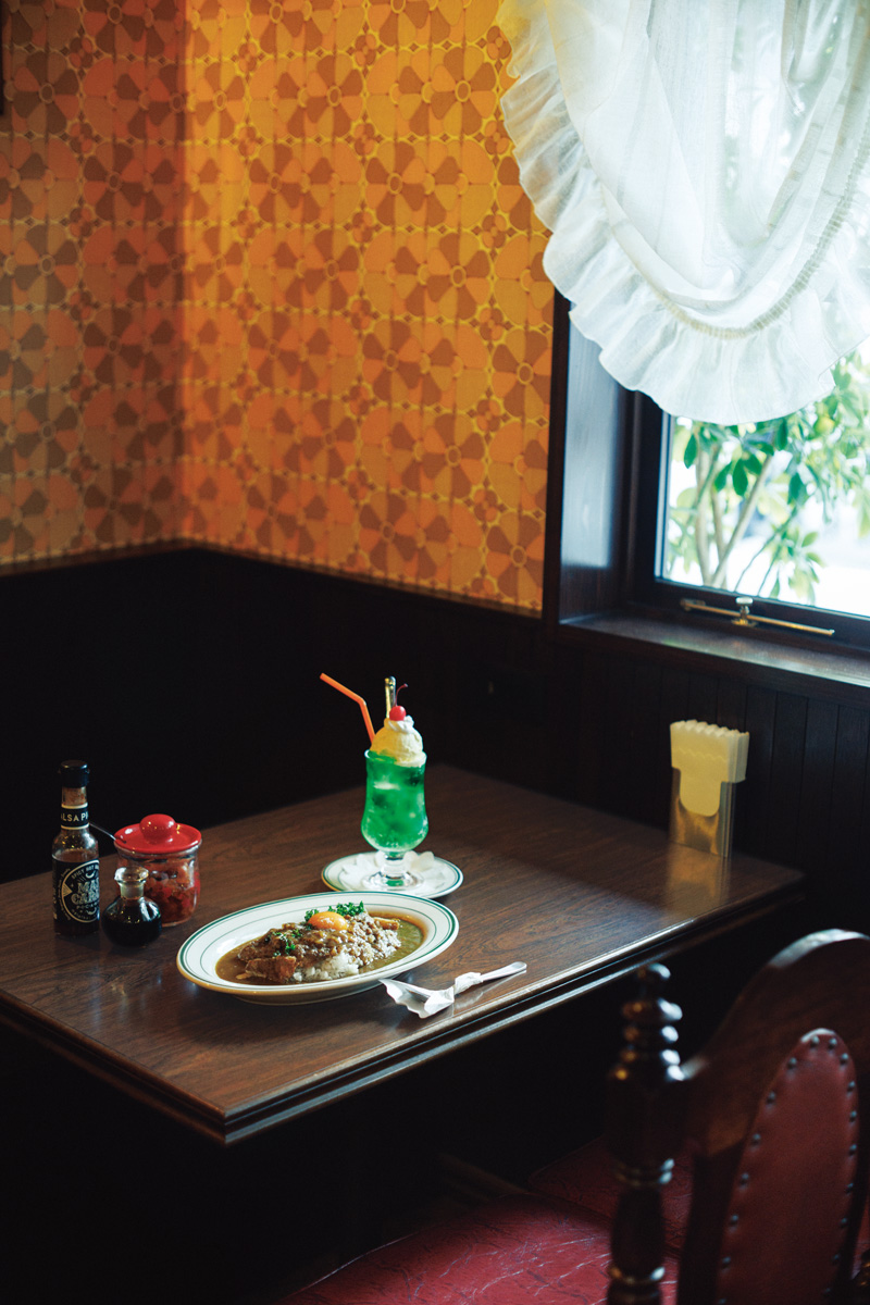 京都の喫茶ジャニーのカレーとクリームソーダ