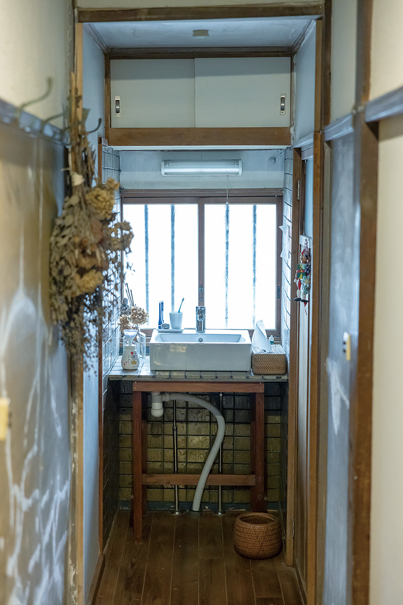 DIYで作った洗面台。右側はトイレで、長女が選んだペンキで壁を塗った。 DIYで作った洗面台。右側はトイレで、長女が選んだペンキで壁を塗った。