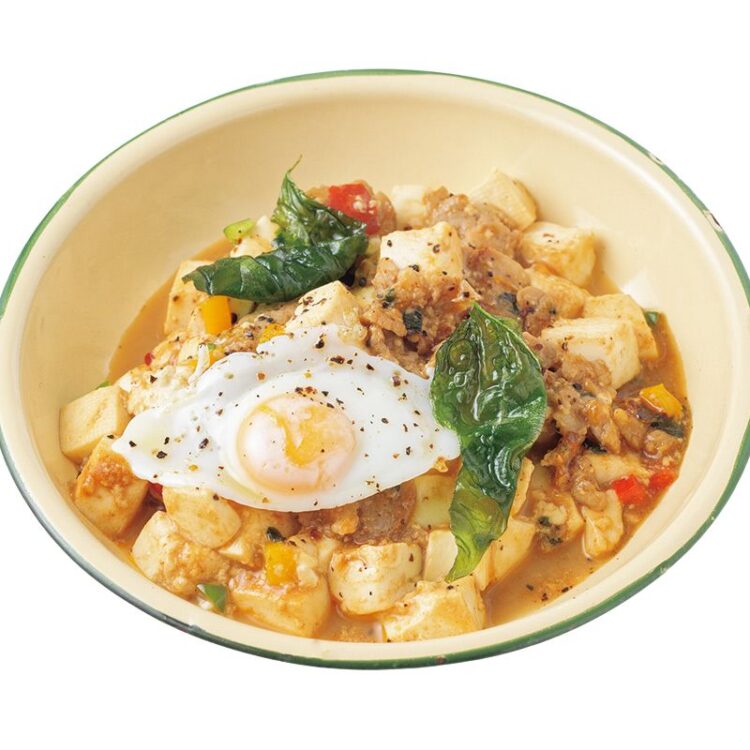 「ガパオ麻婆豆腐」1,200円は、タイの唐辛子や赤唐辛子、ガパオリーフを効かせた「ガパオ」と、ご存じ麻婆豆腐が合体！