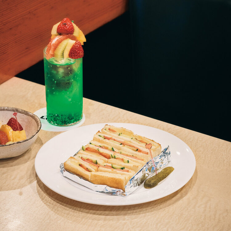 珈琲650円。今もネルドリップで豆の旨みを引き出している。