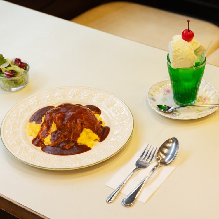 名喫茶つるやのオムライスとクリームソーダ