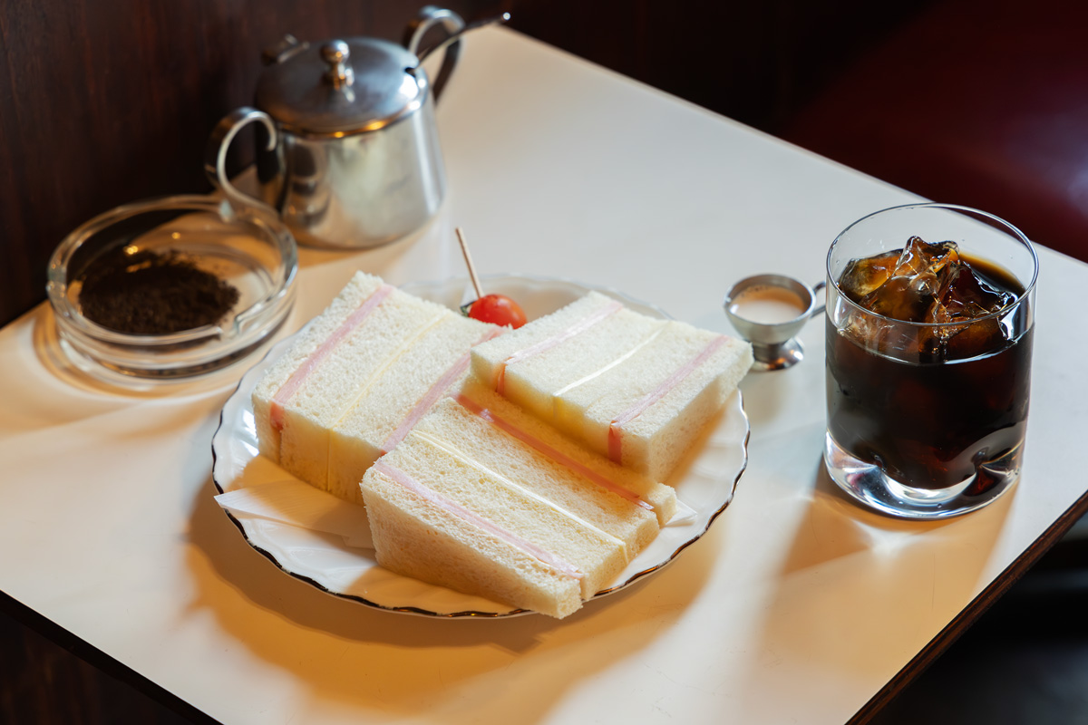 街路がお店の中に続いている? 名喫茶〈喫茶ロン〉でできる特別な体験