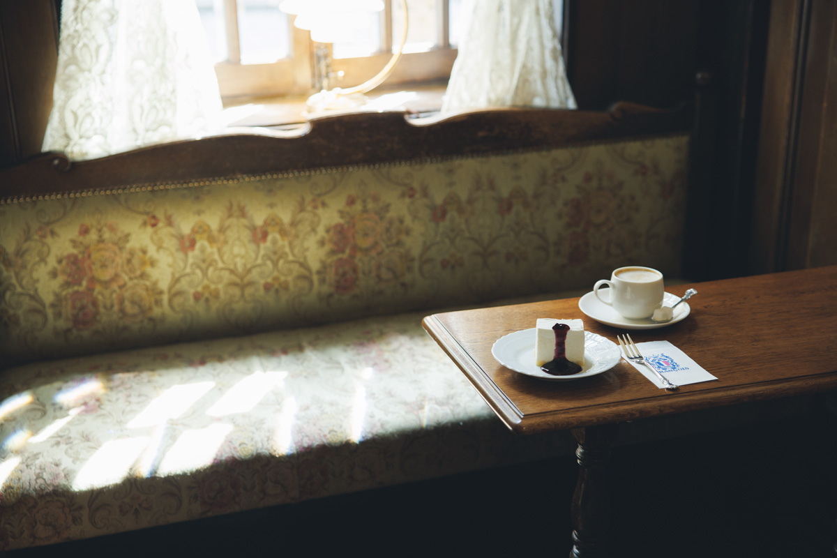京都の名喫茶〈フランソア喫茶室〉のコーヒーとレアチーズケーキ