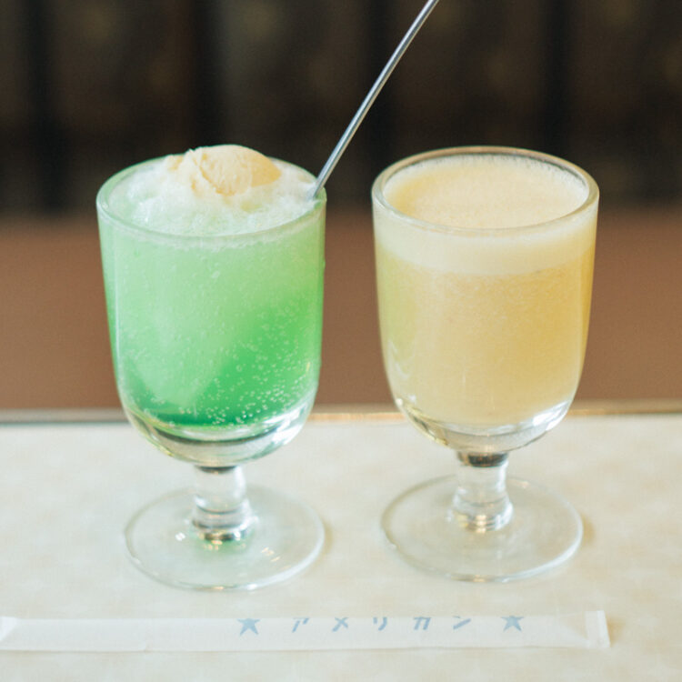 大阪〈純喫茶アメリカン〉のミックスジュースとクリームソーダ